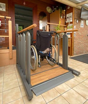 zzed-lift-solutions-a-installé-dans-une-maison-accessible-fauteuil-roulant-encombrant-ascenseur-en-fauteuil-roulant-le-flexstep-a-haacht